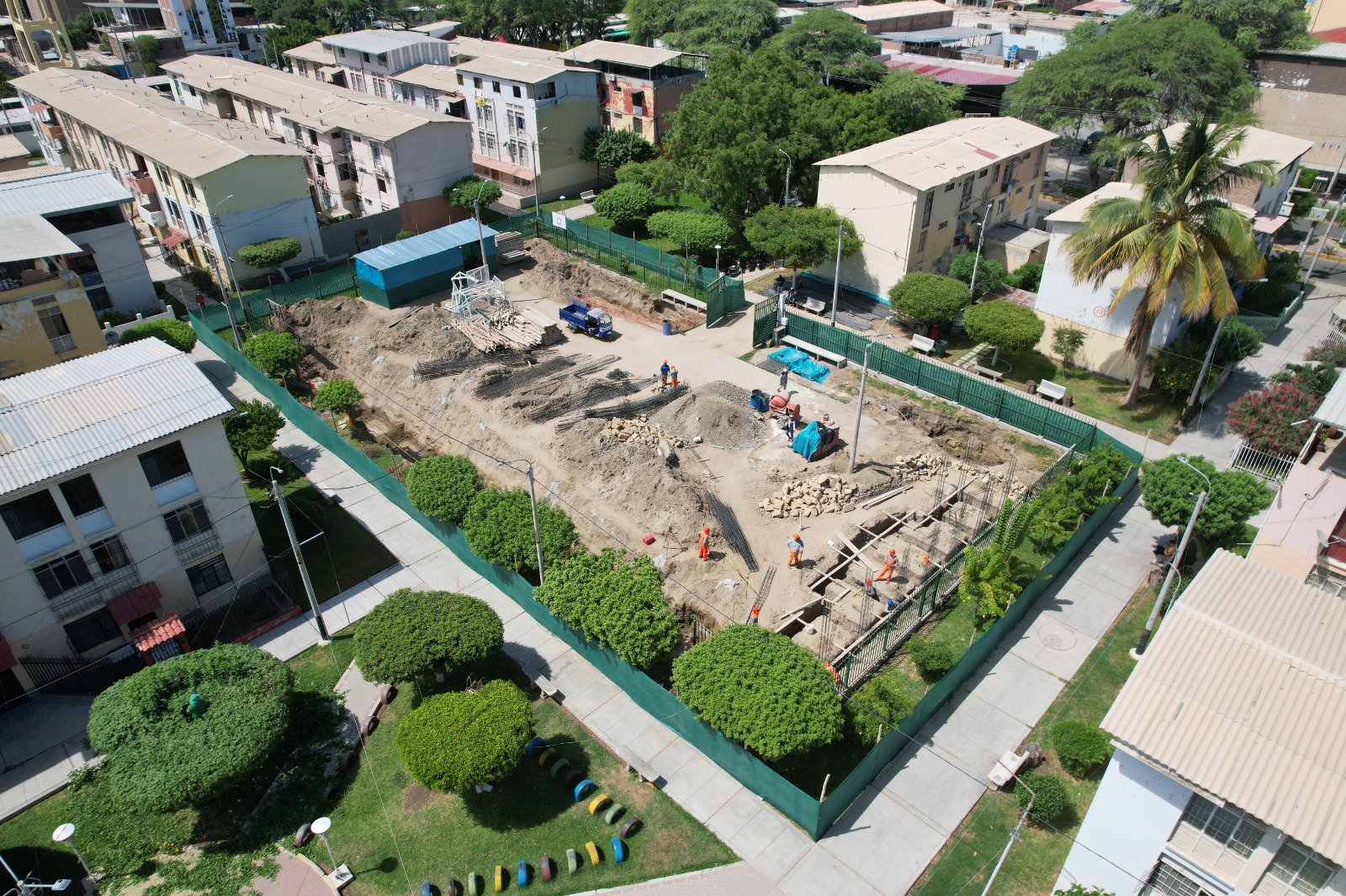Remodelación de plataforma deportiva en la Unidad Vecinal alcanza avance del 22 %