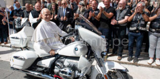 Grupo de motociclistas regalan moto BMW R18 personalizada al Papa León XIV