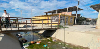 Vecinos de Villa Perú Canadá denuncian constantes colapsos de desagüe y temen por su salud