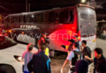 Motociclista muere tras impactar contra bus de personal en Castilla