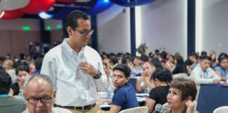 Egresados de la UCV Piura se conectan con el mundo laboral en encuentro que impulsa talento vallejiano