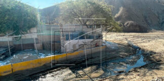 Paita: Desborde de aguas residuales afecta viviendas y colegio