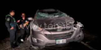Tres personas resultan heridas tras volcadura de camioneta en la Panamericana Norte