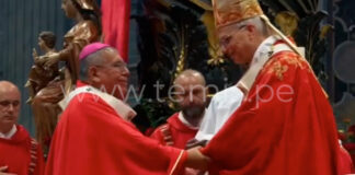 Monseñor Luciano Maza recibe el Palio Arzobispal de manos del papa León XIV en el Vaticano