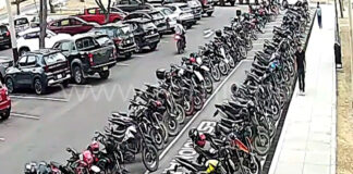 Roban motocicleta dentro de la UDEP y cámaras captan la fuga