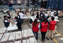 Contraloría supervisa llegada de material electoral a las ODPE y locales de votación