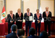 JNE entrega credencial de senador a Absalón Vásquez tras desistimiento de López Aliaga JNE entrega credencial de senador a Absalón Vásquez tras renuncia de López Aliaga