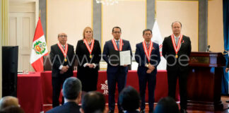 JNE entrega credencial de senador a Absalón Vásquez tras desistimiento de López Aliaga JNE entrega credencial de senador a Absalón Vásquez tras renuncia de López Aliaga