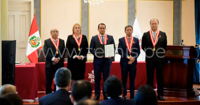 JNE entrega credencial de senador a Absalón Vásquez tras renuncia de López Aliaga
