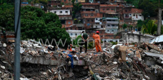 Rescate en La Guaira: socorristas intentan salvar a niño atrapado tras derrumbe de edificio