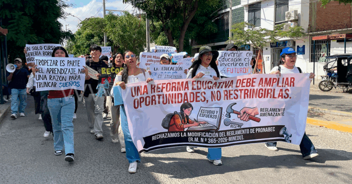 Becarios de Beca 18 marchan en Piura y rechazan cambios al reglamento de Pronabec