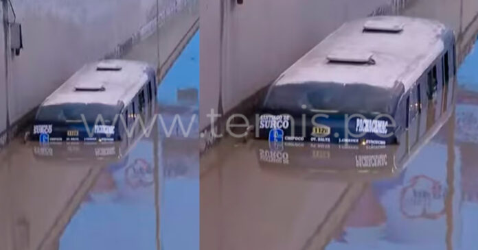 Bus permanece atrapado más de 12 horas tras inundación del bypass de Pachacútec en Villa María del Triunfo Bus permanece atrapado más de 12 horas tras inundación del bypass de Pachacútec en Villa María del Triunfo